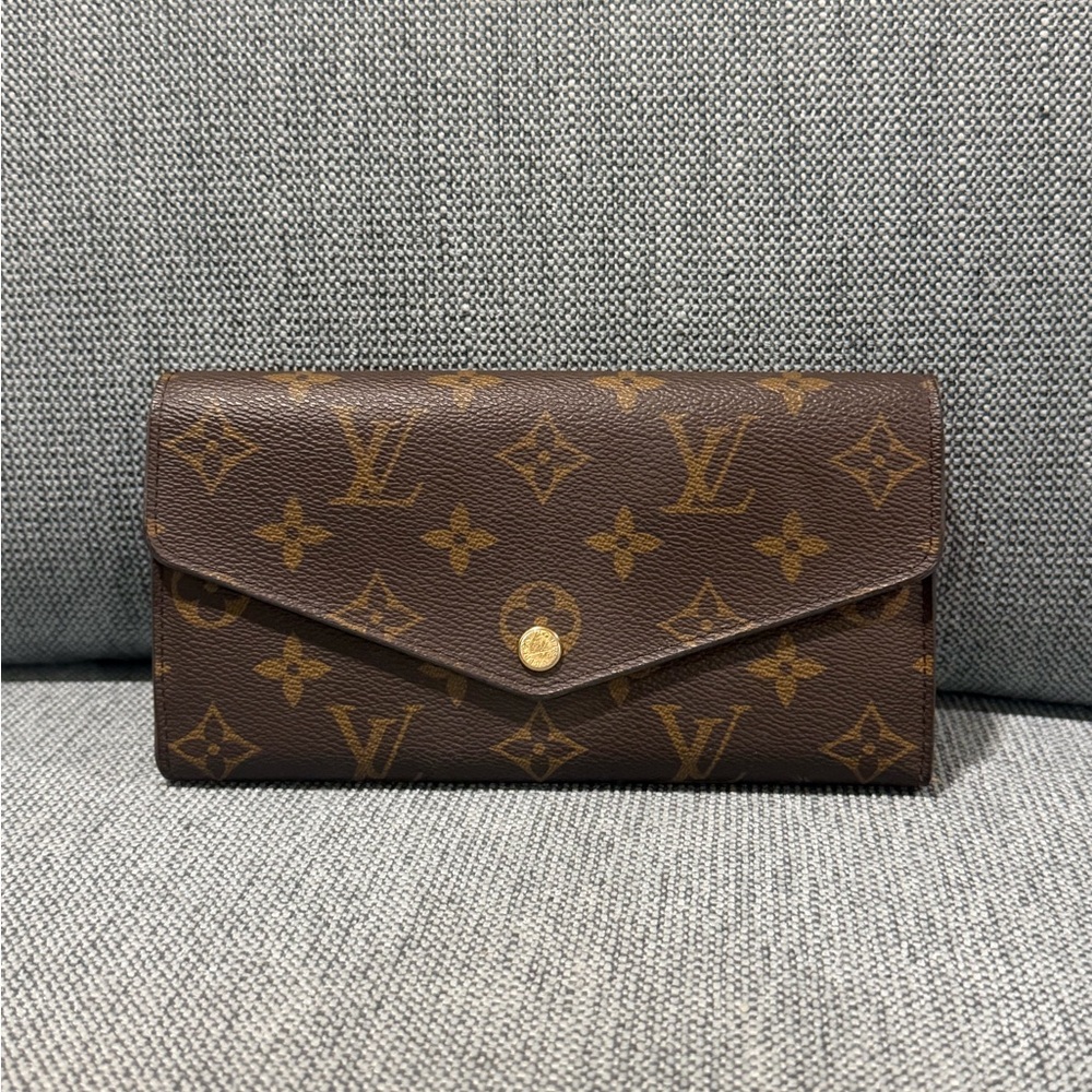 LOUIS VUITTON
Monogram Sarah Wallet NM Coquelicot